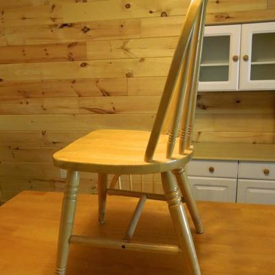 Lot 149: Natural Oak Kitchen Table and 4 Windsor Chairs