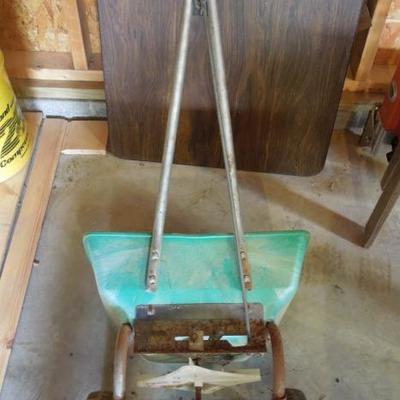 Lot 208: Red Devil Lawn Fertilizer Spreader