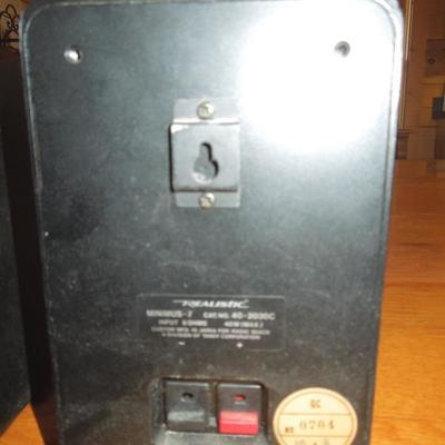 Lot 49: Pair of Realistic Minimus 7 Bookshelf Stereo Speakers #1