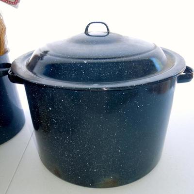 Lot 231: Mixed Lot of Storage and Kitchen Items