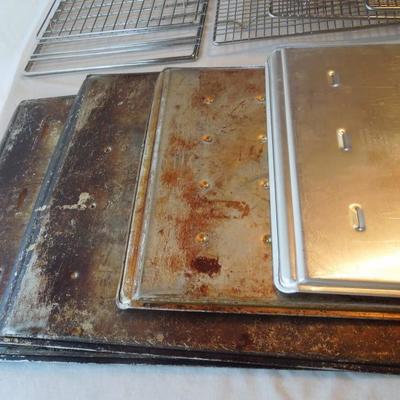 Lot 82: Large Baking Lot Racks and Cooling Sheets