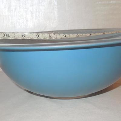 Lot 78: Pyrex and Vintage Glassware Lot 