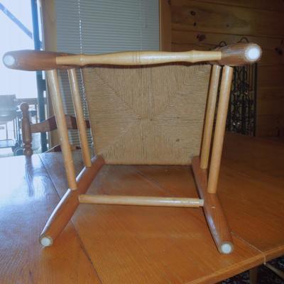 Lot 42: Antique Oak Dining Table with 6 Ladder Back Rushed Seat Chairs