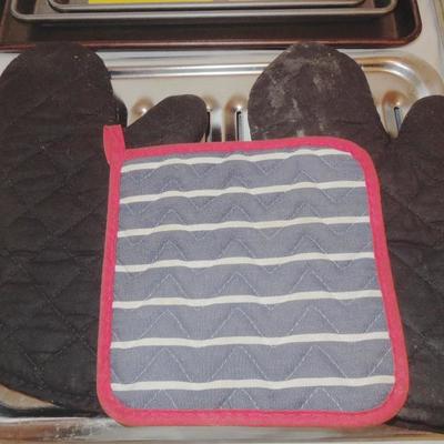 Lot 72: Huge Lot: Baking Sheets, Broiler Pan, Bread and Muffin Pans, etc