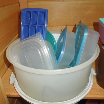 Lot 98: Tupperware Plastics Lot