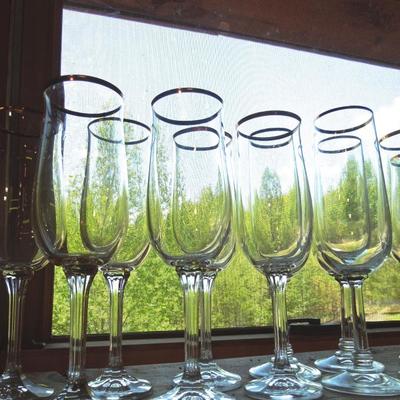 Lot 230: Seventeen Noritake "Bradford" Gold Rim Champagne Flutes