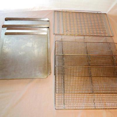 Lot 82: Large Baking Lot Racks and Cooling Sheets