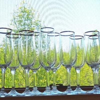 Lot 230: Seventeen Noritake "Bradford" Gold Rim Champagne Flutes