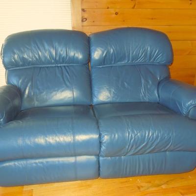 Lot 31: La-Z-Boy Leather Dual Recliner Love Seat