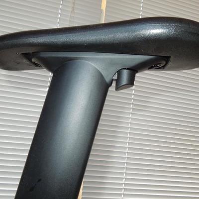 Lot 34: Adjustable Tempurpedic Office Chair