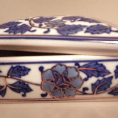 Lot 142: Miniature Alabaster and Porcelain Boxes and Containers