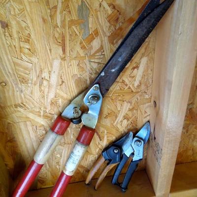 Lot 220: Ames 10 ft Tree Trimmer, Hedge Trimmer and Pruning Tools