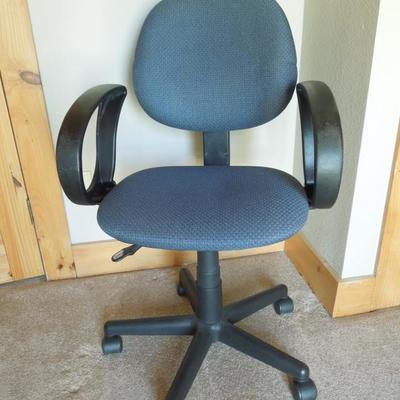 Lot 123: Adjustable Swivel Office Armchair