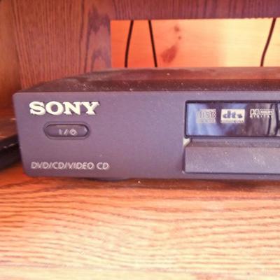 Lot 29: Sony CD/DVD Player with Remote and Antenna