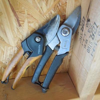 Lot 220: Ames 10 ft Tree Trimmer, Hedge Trimmer and Pruning Tools