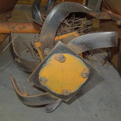 Lot 177: Briggs and Stratton 550 Series Gas Garden Tiller with Manual