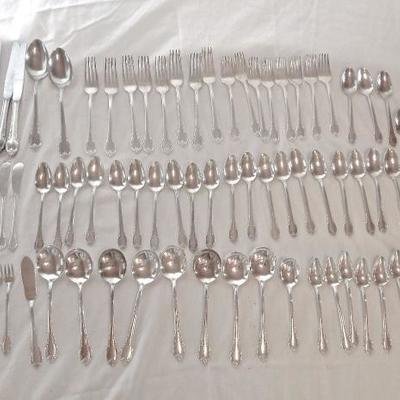 Lot 68: Roger Bros. Remembrance Pattern Silver Plate Cutlery 96 Pcs.