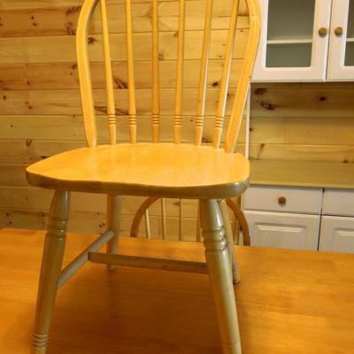 Lot 149: Natural Oak Kitchen Table and 4 Windsor Chairs