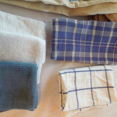 Lot 85: Linens, Apron and Placemats