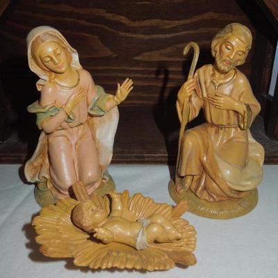 Lot 5: Nativity Scene Creche with Manger 