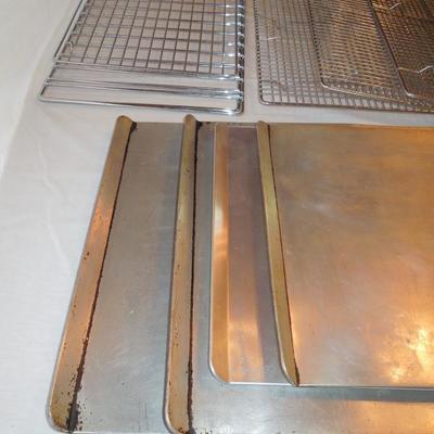 Lot 82: Large Baking Lot Racks and Cooling Sheets