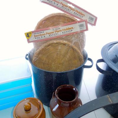 Lot 231: Mixed Lot of Storage and Kitchen Items
