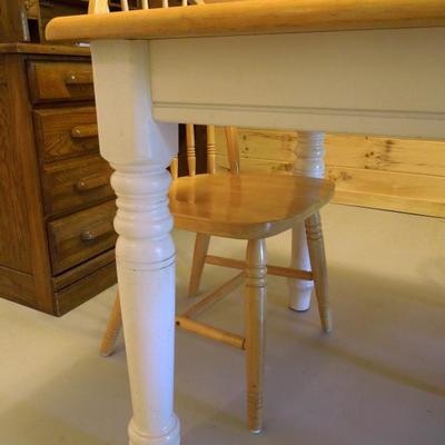Lot 149: Natural Oak Kitchen Table and 4 Windsor Chairs