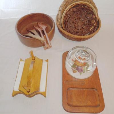 Lot 73: Wood and wicker Lot
