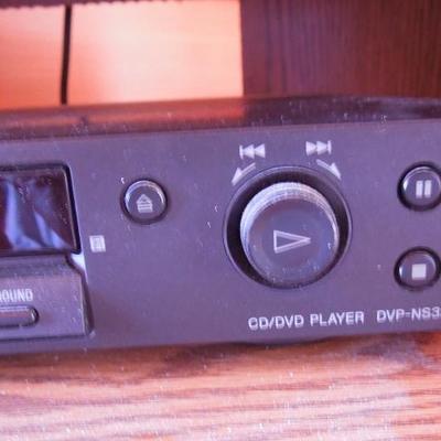 Lot 29: Sony CD/DVD Player with Remote and Antenna