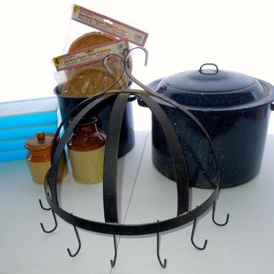 Lot 231: Mixed Lot of Storage and Kitchen Items