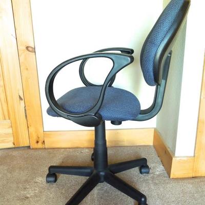 Lot 123: Adjustable Swivel Office Armchair