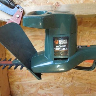 Lot 220: Ames 10 ft Tree Trimmer, Hedge Trimmer and Pruning Tools