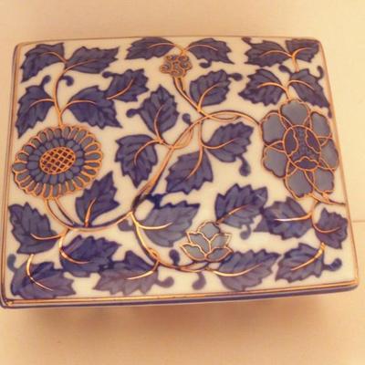 Lot 142: Miniature Alabaster and Porcelain Boxes and Containers
