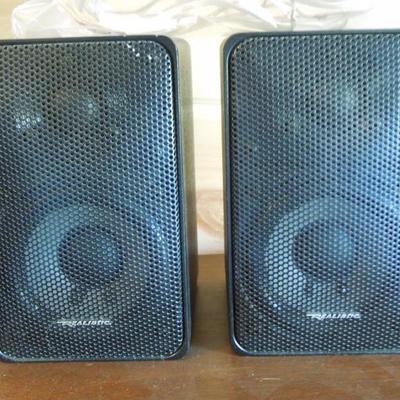 Lot 138: Pair of Realistic Minimus-7 Bookshelf Portable Speakers w/ Wire