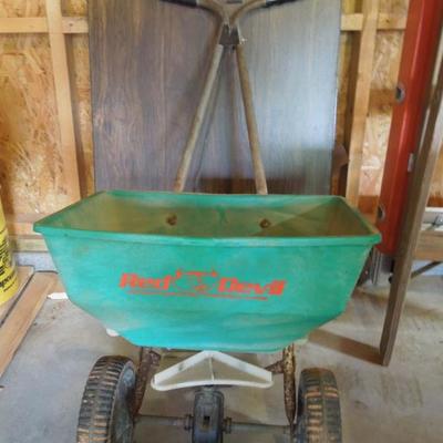 Lot 208: Red Devil Lawn Fertilizer Spreader