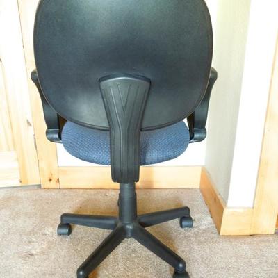 Lot 123: Adjustable Swivel Office Armchair