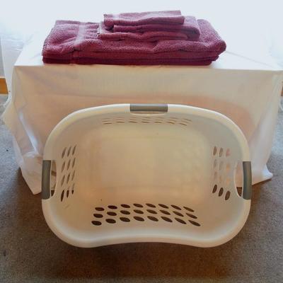 Lot 13: Set of Cotton Bath Towels, Bath Mat and Laundry Basket
