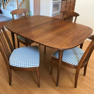 Lot 110-Mid-Century Walnut Dining Table with 4 Chairs Broyhill Sculptra