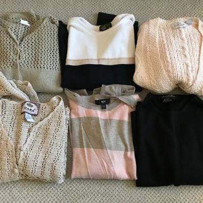 Lot 485- Ladies' Sweaters Size M