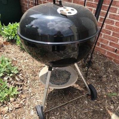 Lot 486-Weber Charcoal Kettle Grill