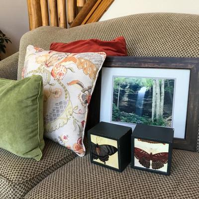Lot 25 - Pillows and Wall Decor 