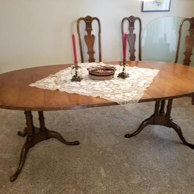 Thomasville Dining Room Table W/ Leaves & Chairs