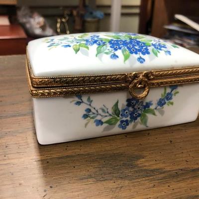 Limoges France Floral Jewelry Box (item 3010)