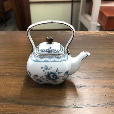 Decor White & Blue Tea Pot (Item 3008)