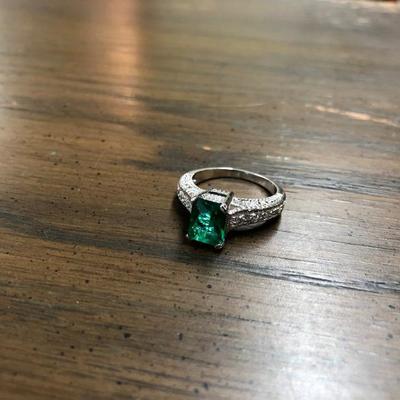 Green diamond-like costume ring SZ 8 (item 3005)