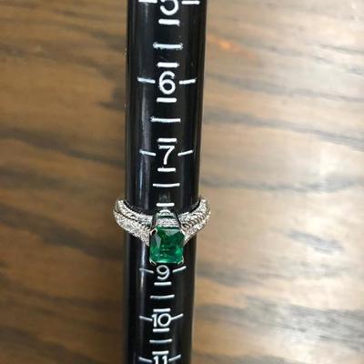 Green diamond-like costume ring SZ 8 (item 3005)