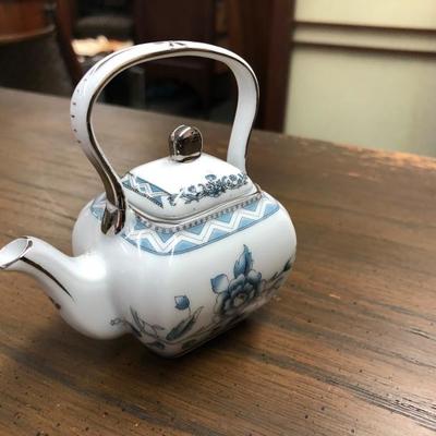 Decor White & Blue Tea Pot (Item 3008)
