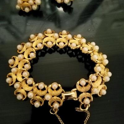 Vtg PUCCINI Gold plated with pearls Bracelet and earrings