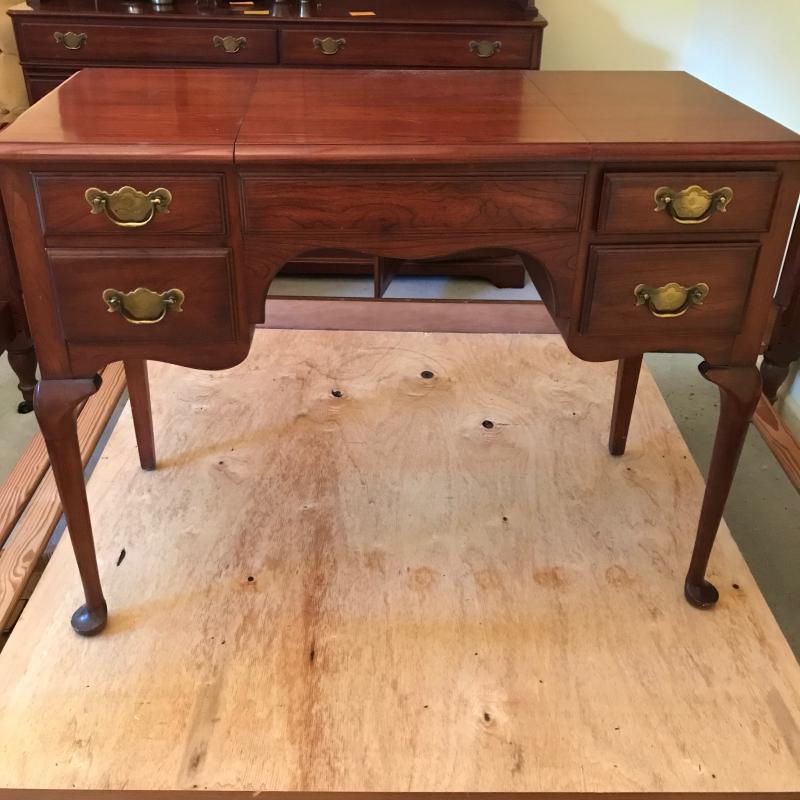 Lot 138 Pennsylvania House Desk Vanity Estatesales Org