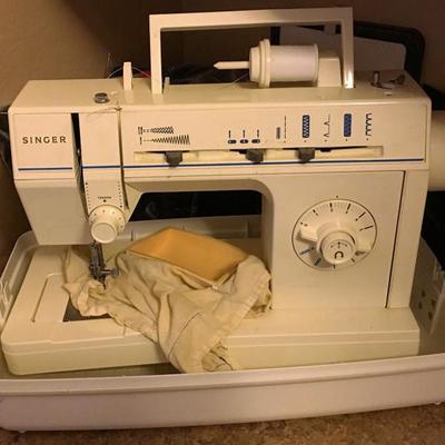 Singer Sewing Machine in excellent condition